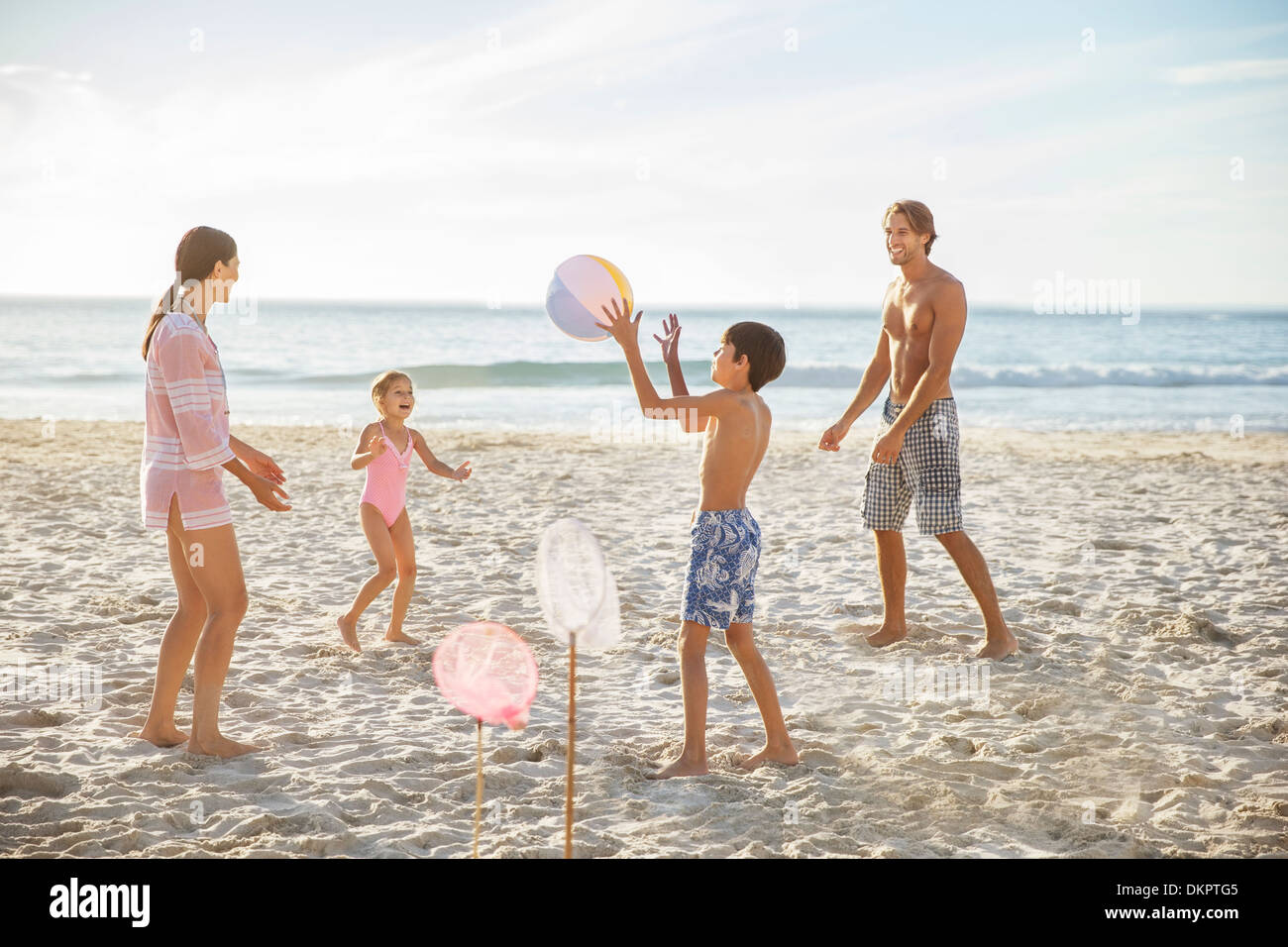 Famiglia giocando sulla spiaggia Foto Stock