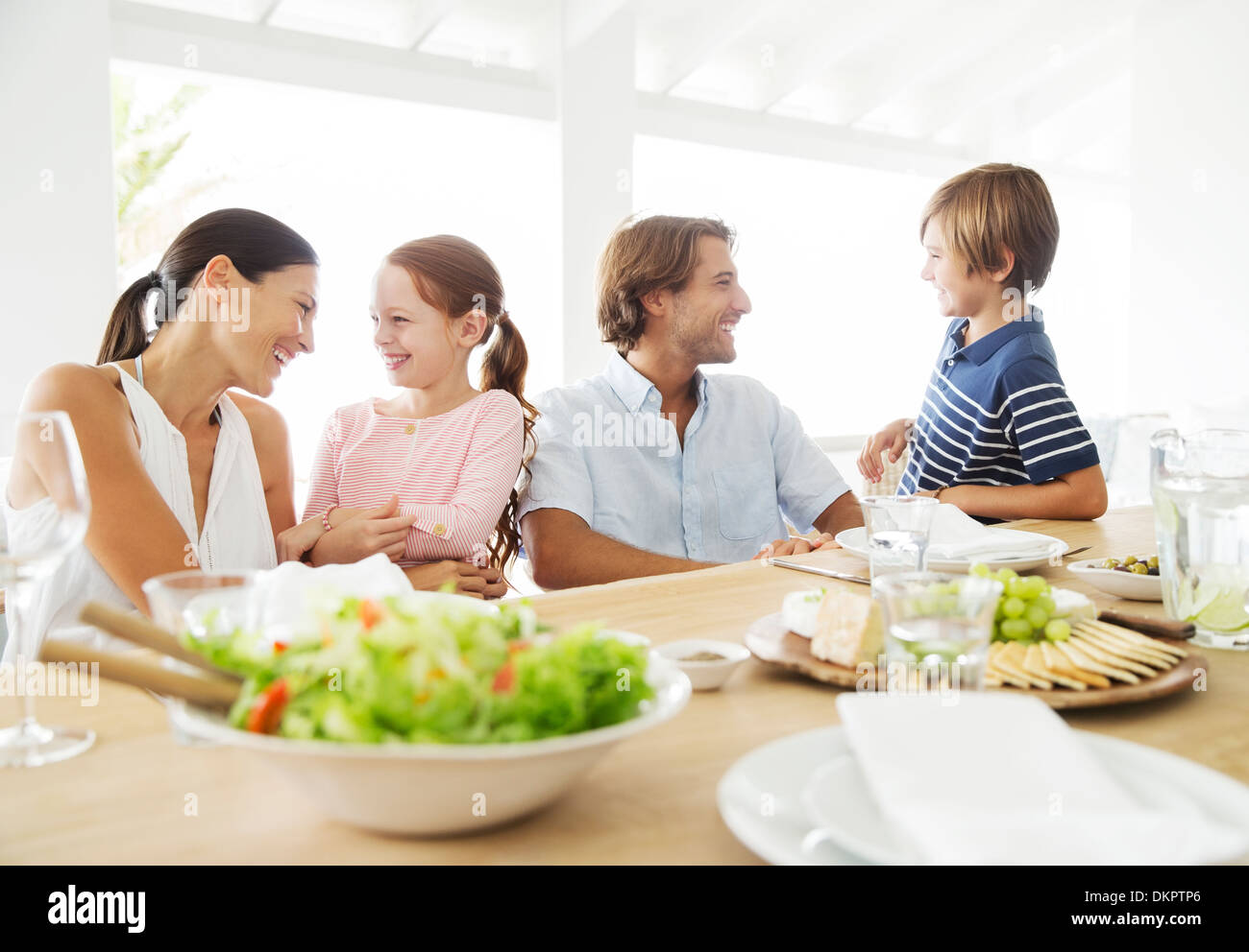 Famiglia mangiare insieme a tavola Foto Stock