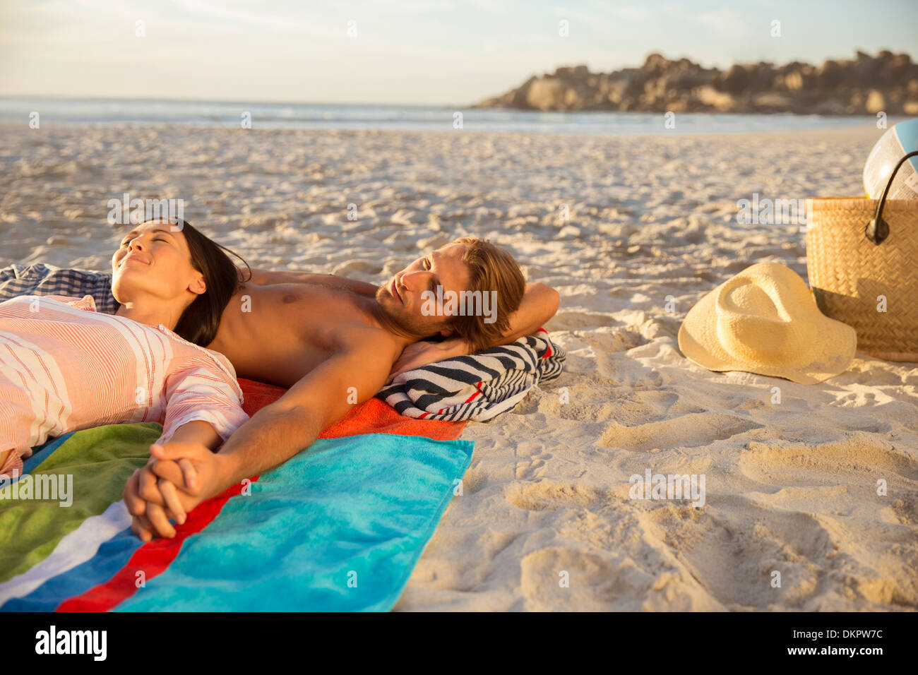 Coppia insieme rilassante sulla spiaggia Foto Stock