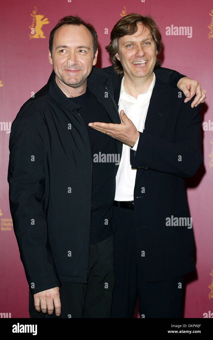 KEVIN SPACEY, LASSE HALLSTROM.regista e attore.Qualsiasi.Postdammer Platz, Berlin, germe.11/02/2002.DI154 Foto Stock