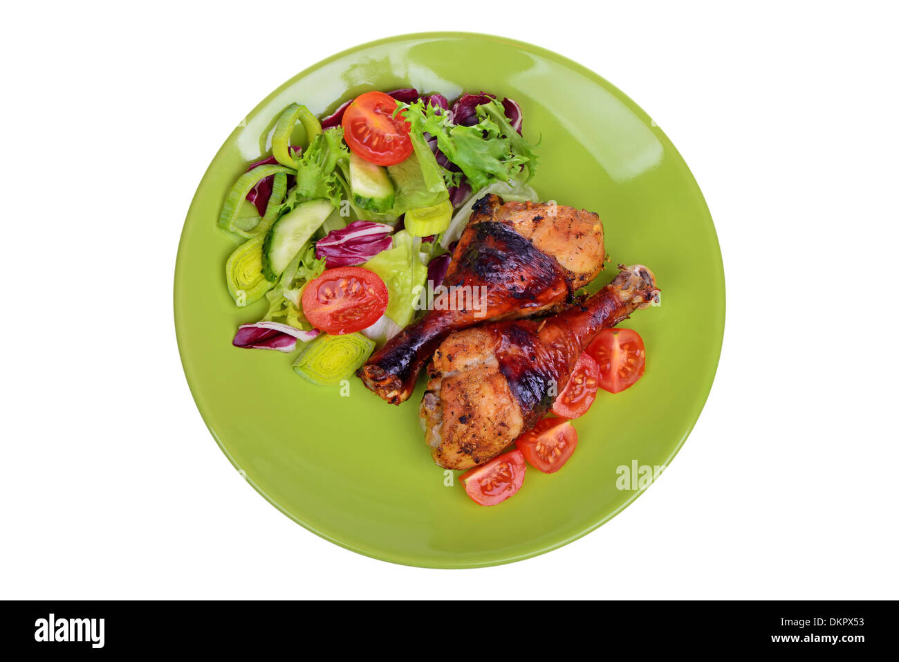 Pollo alla griglia coscia con verdure sulla piastra. Isolato su un bianco Foto Stock