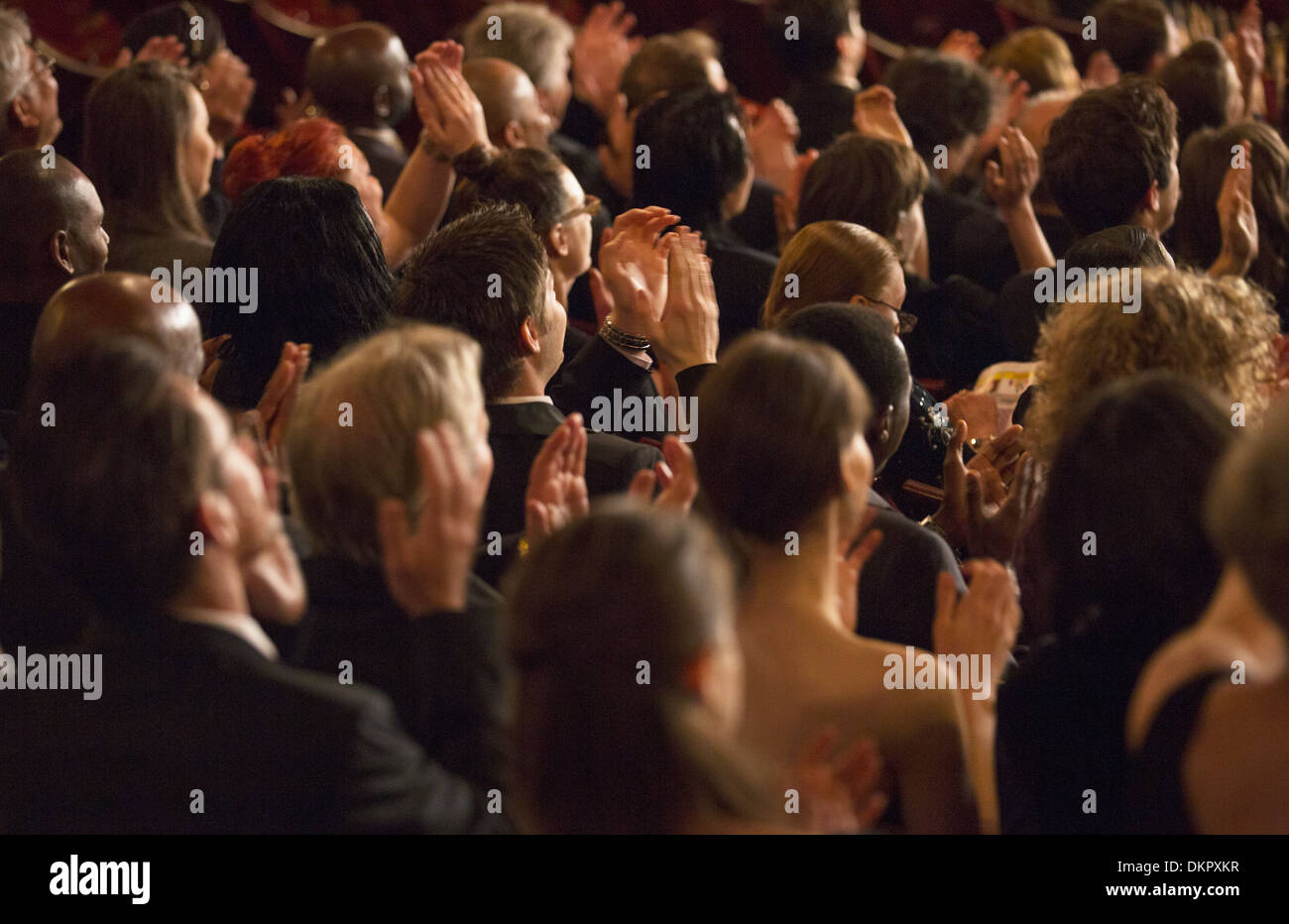 Vista posteriore di applausi del pubblico del teatro Foto Stock