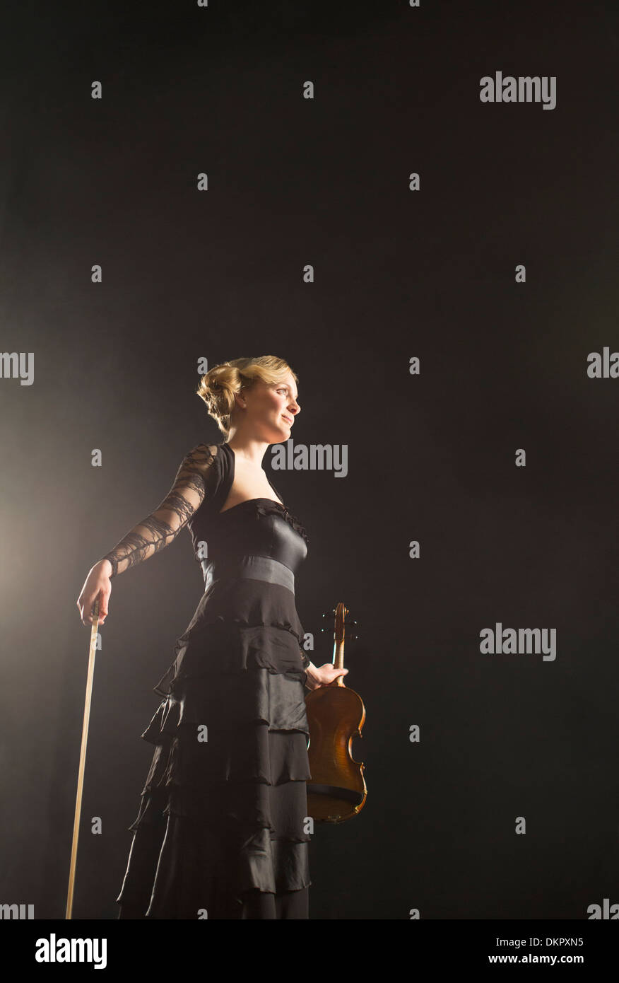 Il violinista in posa sul palcoscenico teatrale Foto Stock