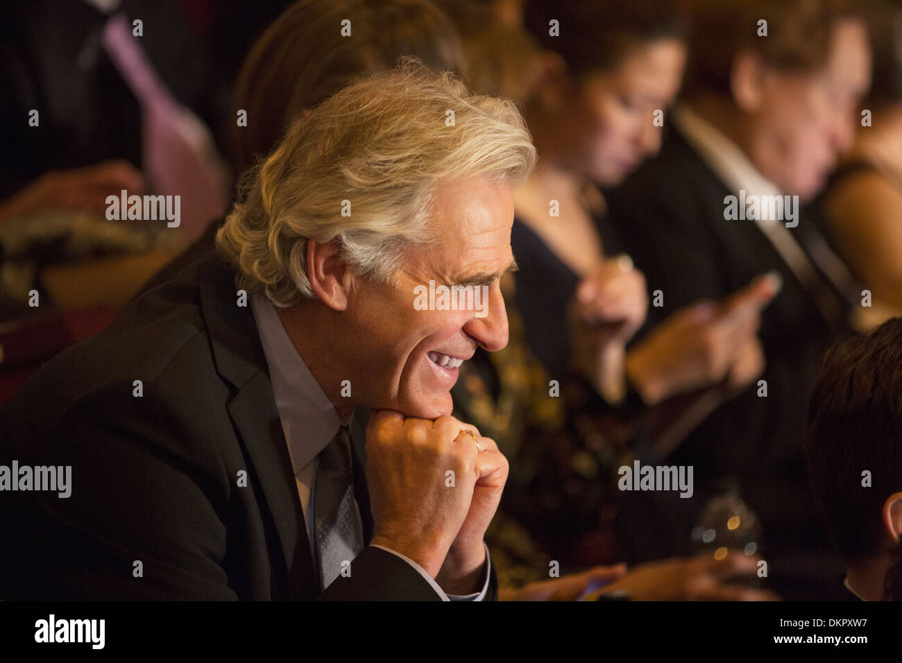 Close up uomo ridere in pubblico in sala Foto Stock