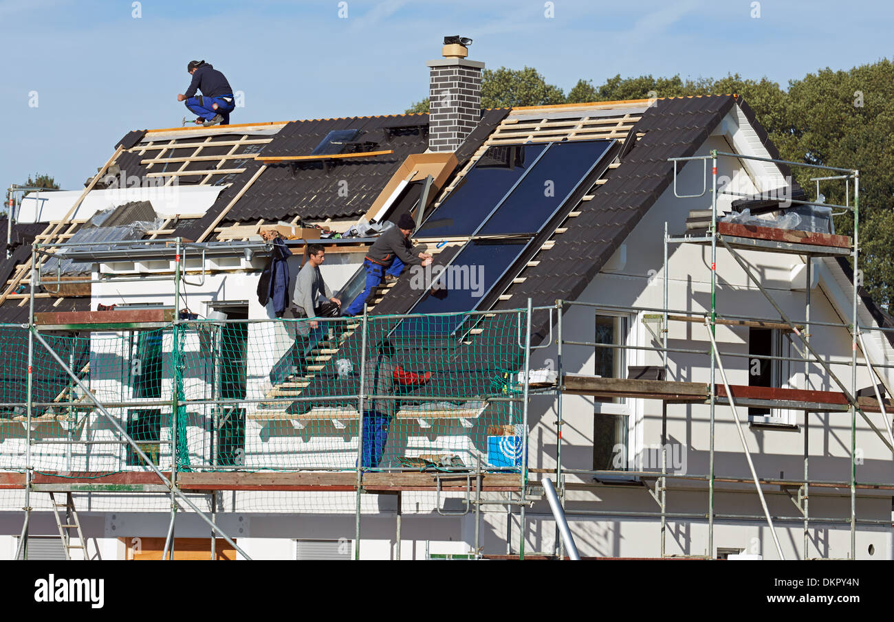 Eco casa in costruzione con pannelli fotovoltaici Foto Stock