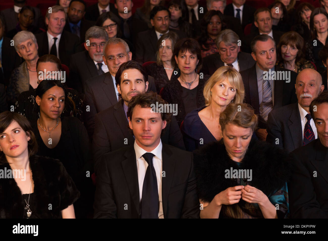 Annoiato donna in pubblico in sala Foto Stock