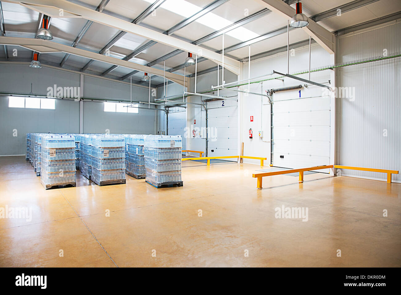 I pallet di bottiglie di acqua in magazzino vuoto Foto Stock