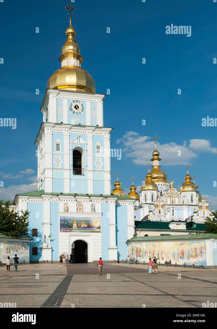 Il campanile e la cattedrale di San Michele Golden-Domed del monastero di Kiev, la capitale di Ucraina. Foto Stock