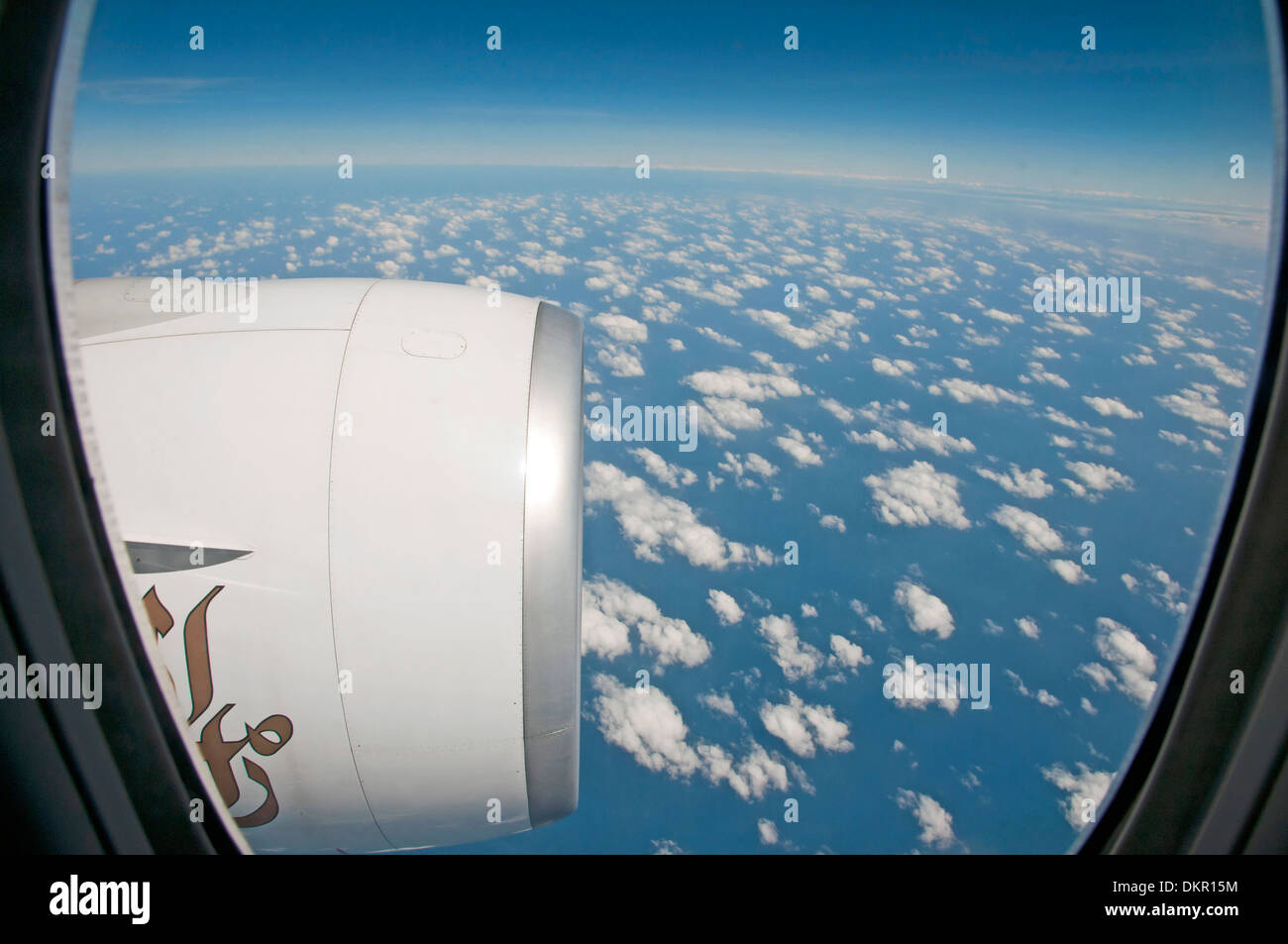 Cercare sintesi dettaglio emirato fly volo volo traffico aereo aereo aereo finestra logo sky foto aerea antenna marca di aviazione Foto Stock