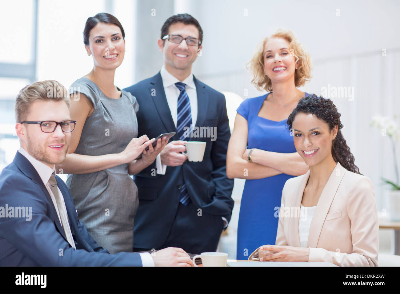 La gente di affari sorridente in riunione Foto Stock