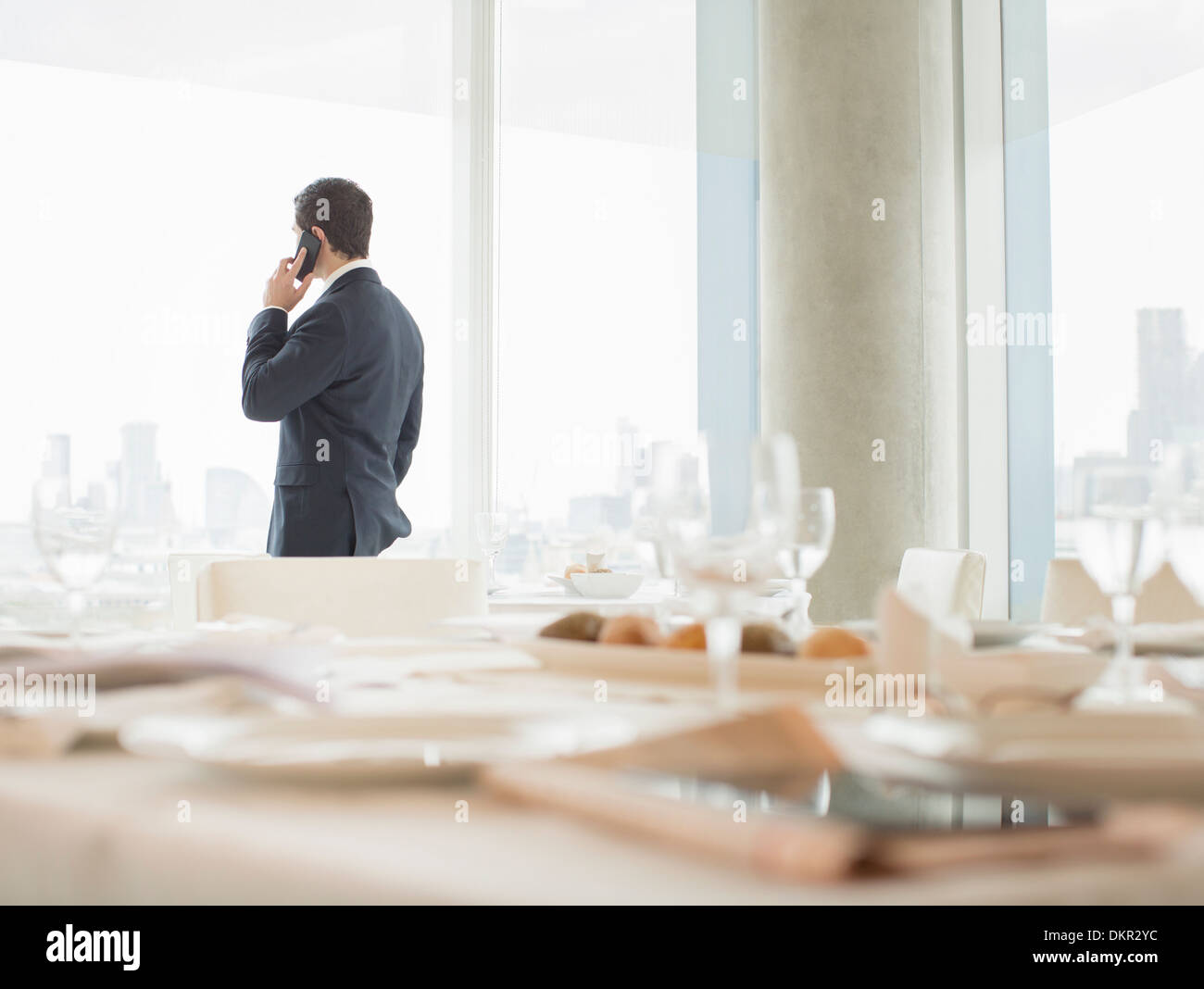 Imprenditore parlando al cellulare nel ristorante Foto Stock