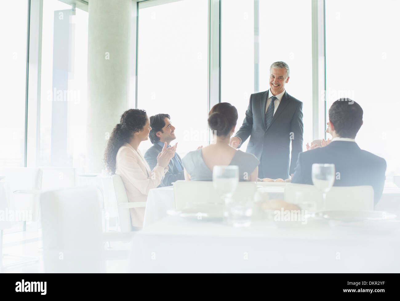 Imprenditore parlando in ristorante Foto Stock