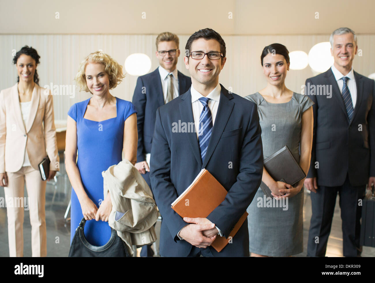 La gente di affari sorridente in ufficio Foto Stock