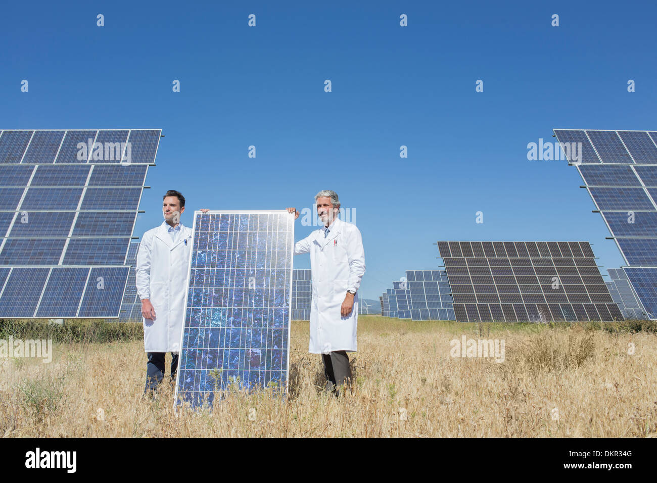 Gli scienziati di contenimento del pannello solare nel paesaggio rurale Foto Stock