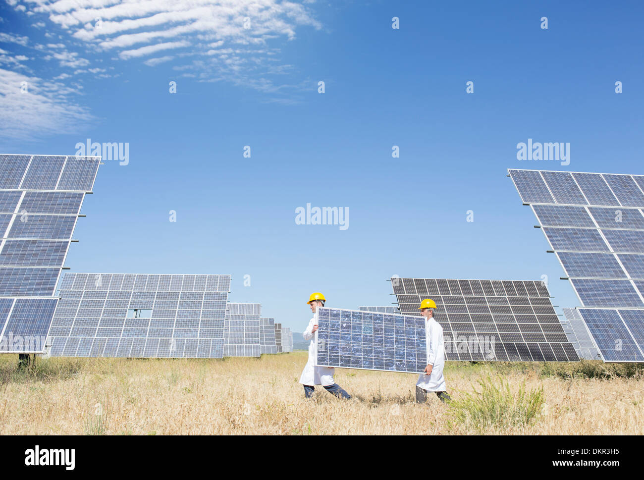 Gli scienziati che porta il pannello solare nel paesaggio rurale Foto Stock