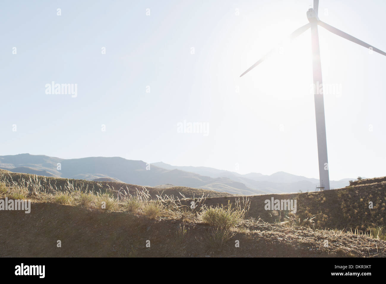 Turbina eolica la filatura nel paesaggio rurale Foto Stock