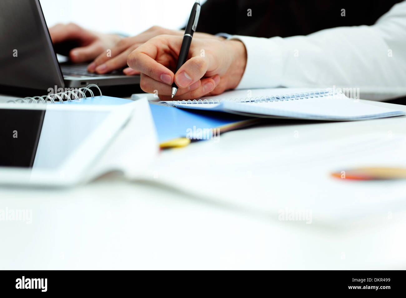 Gli imprenditori che lavorano in ufficio presso il tavolo Foto Stock