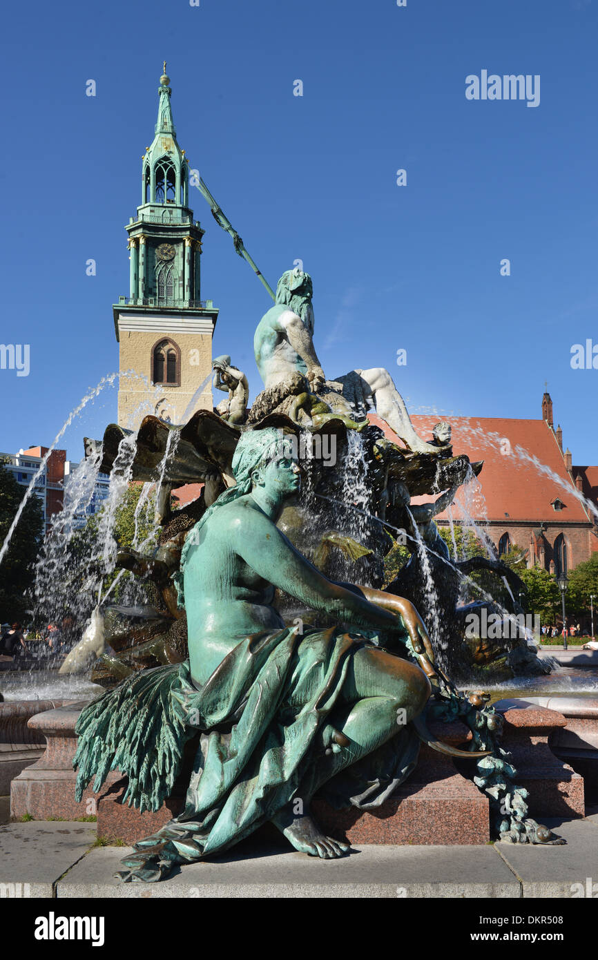 Neptunbrunnen, Spandauer Strasse, nel quartiere Mitte di Berlino, Deutschland Foto Stock