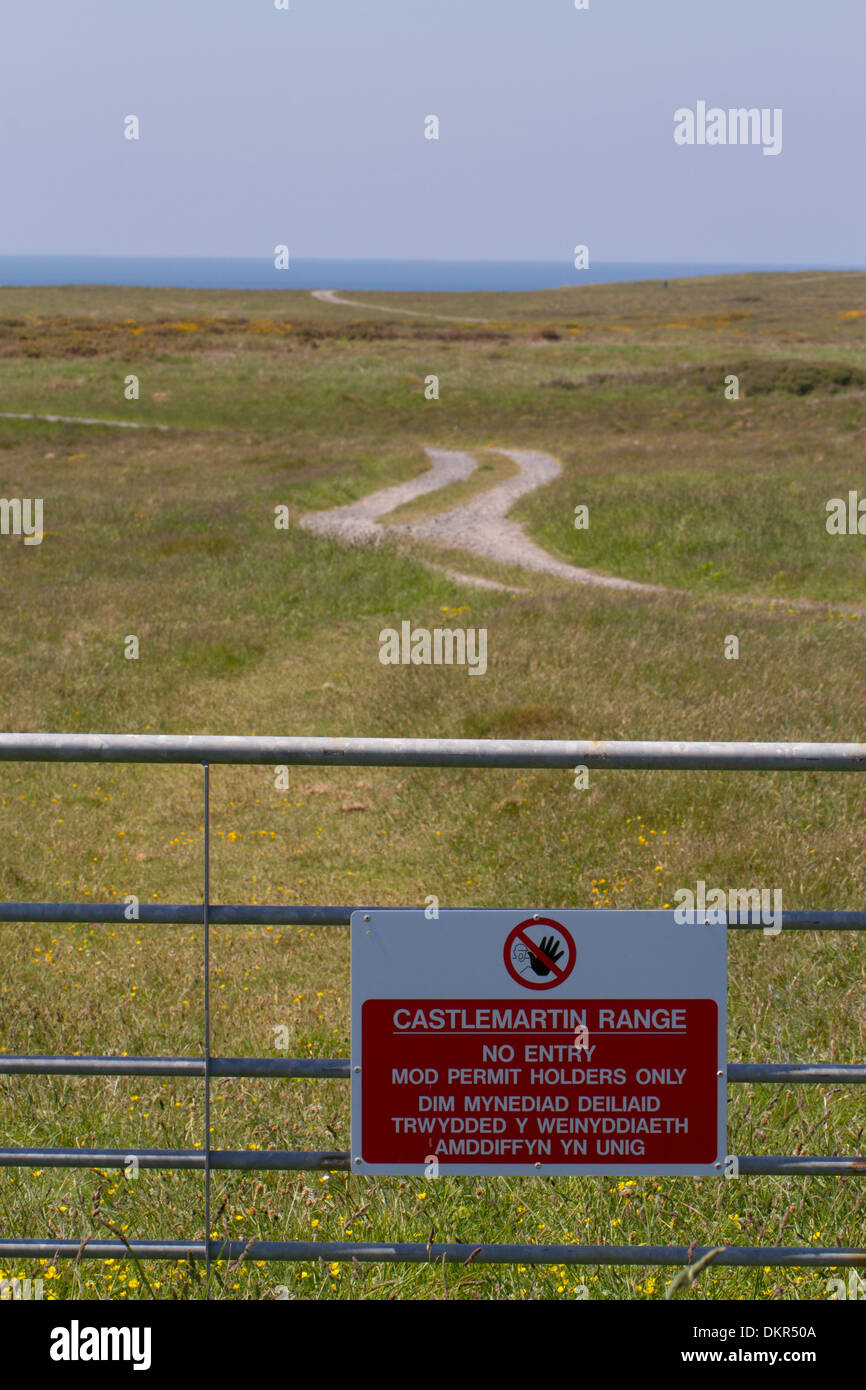 Nessun segno di entrata sulla porta a militari di tiro. Gamma Castlemartin. Pembrokeshire, Galles. Giugno. Foto Stock