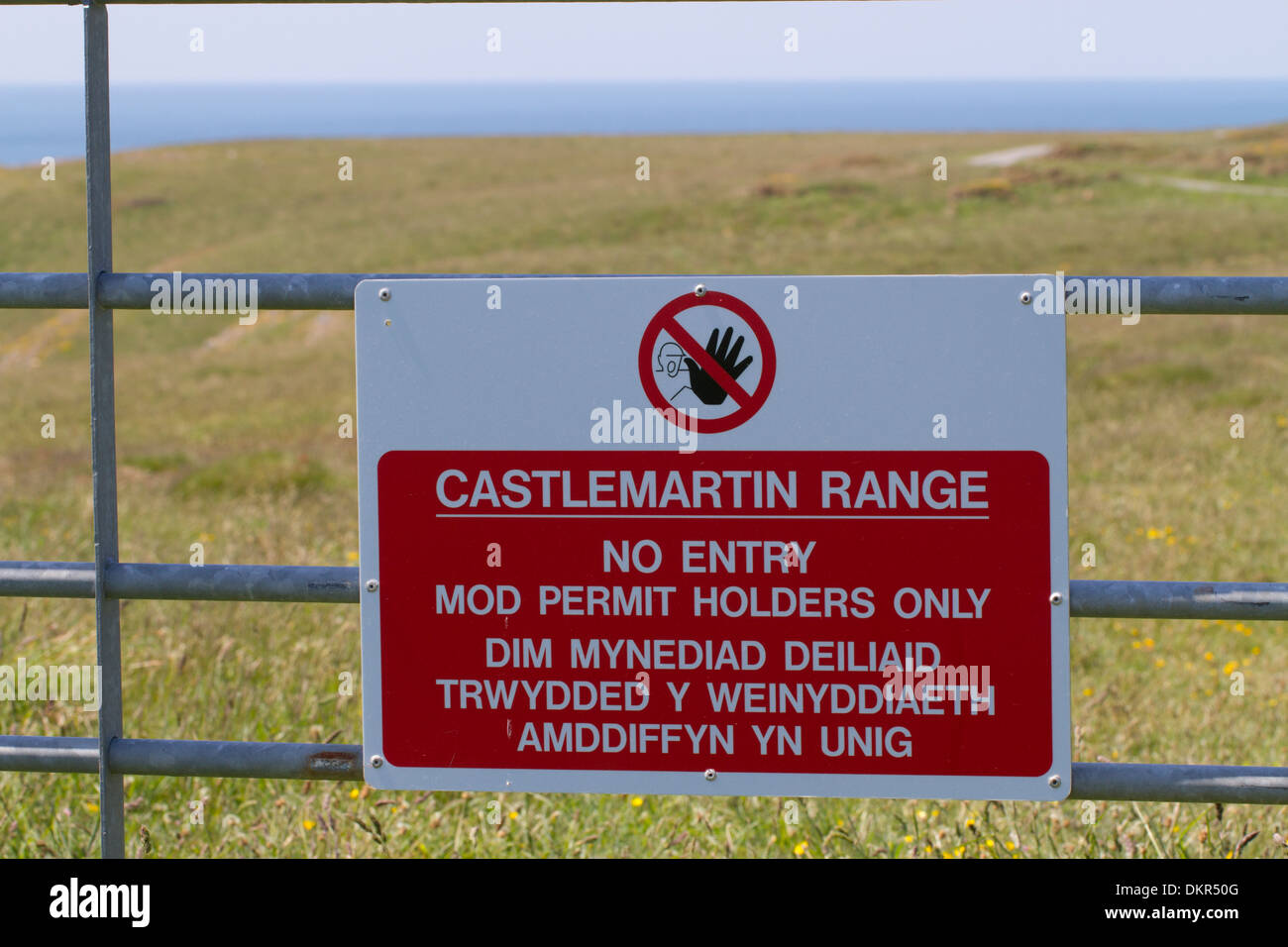 Nessun segno di entrata sulla porta a militari di tiro. Gamma Castlemartin. Pembrokeshire, Galles. Giugno. Foto Stock