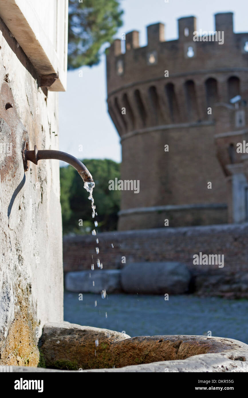 Una fontana pubblica nei pressi del Castello di Giulio II di ostia italia Foto Stock