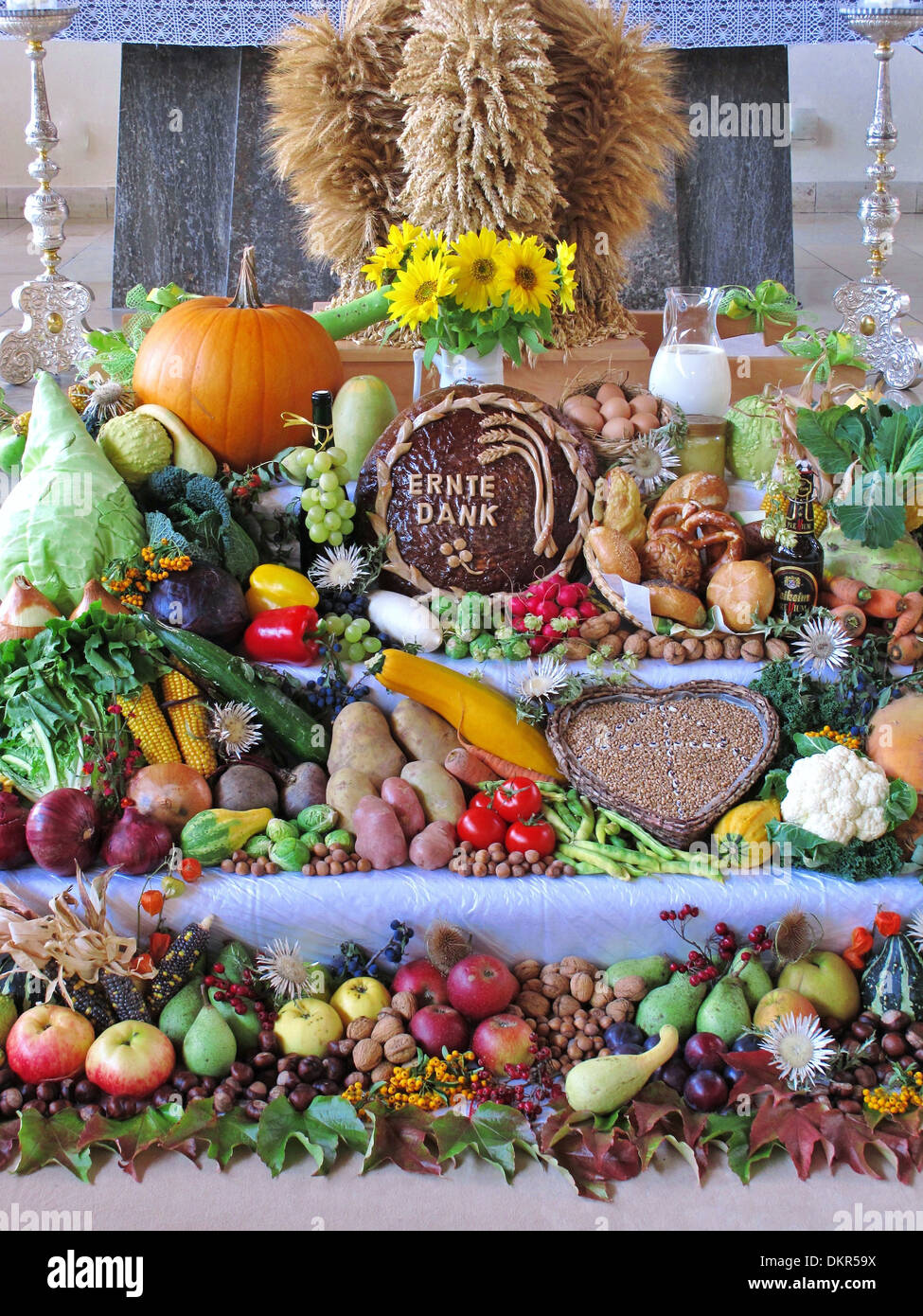 Tradizione, raccolto, religione, chiesa, party, festa, ortaggi, fiori, dono, tabella, generi alimentari, generi alimentari, Foto Stock
