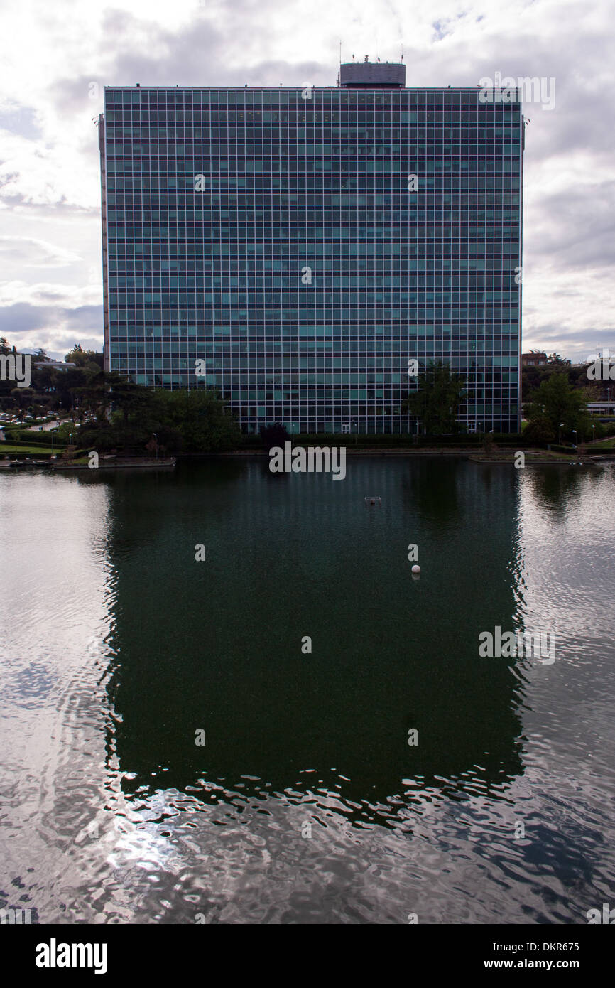 La sede di Eni si riflette sul lago eur in roma, Italia Foto Stock
