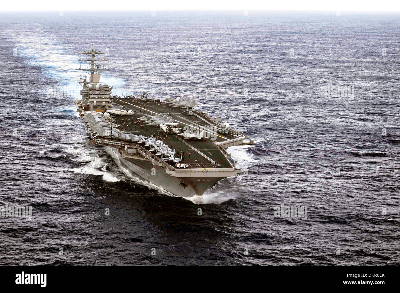 Vista aerea del Navy US portaerei USS Nimitz durante una esibizione aerea per marcare la transizione verso la terza flotta Dicembre 8, 2013 al largo delle Hawaii. Foto Stock