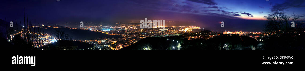 Antenna vista notturna di trieste al tramonto Foto Stock