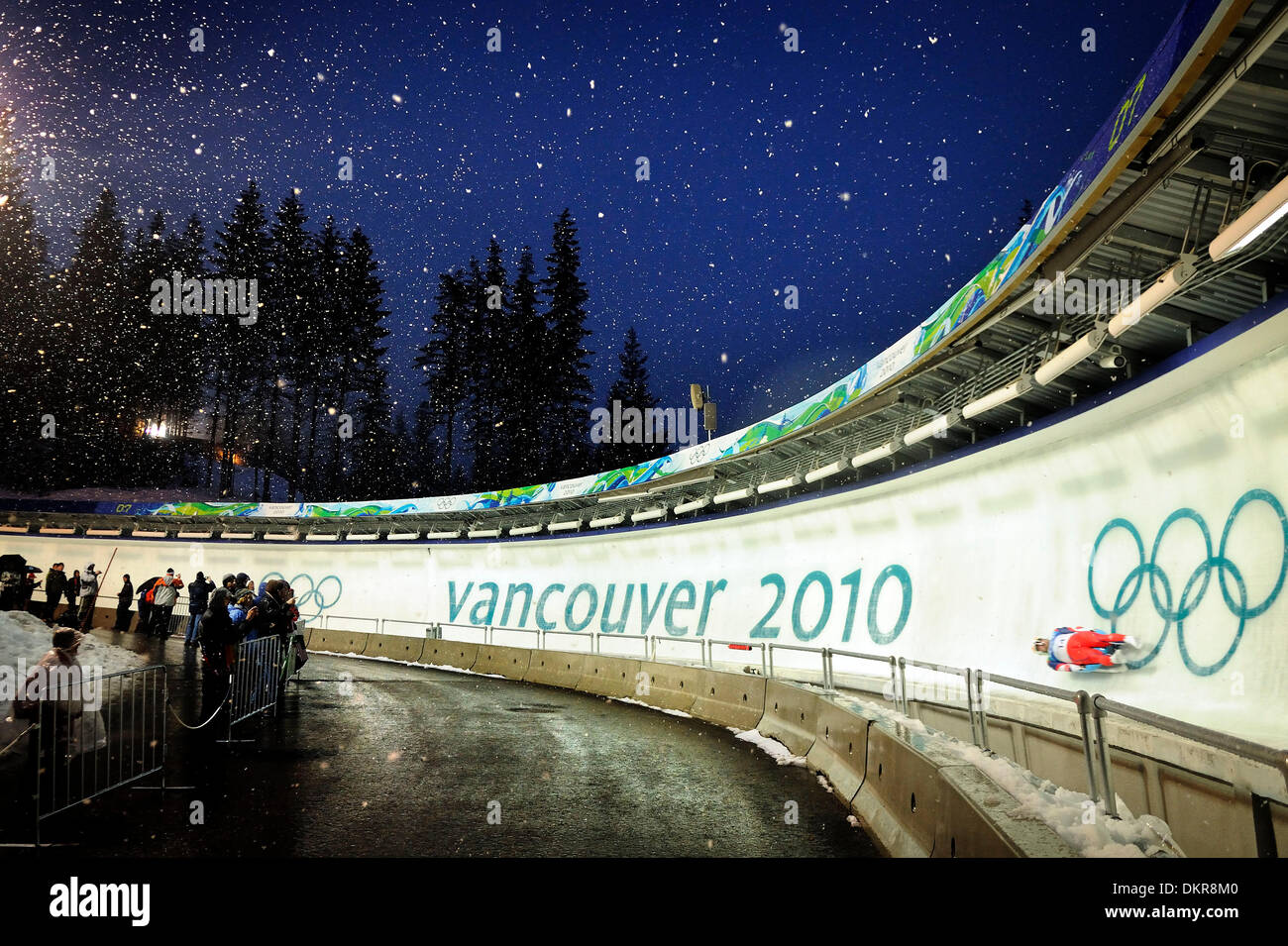 Febbraio 13, 2010 - Whistler, British Columbia, Canada - Il 2010 Vancouver Olympic Luge via si illumina nel crepuscolo della seconda giornata di competizione a Whistler Centro di scorrimento il 13 febbraio. La pista è stata accorciata oggi dopo un incidente fatale è successo ieri quando una Luger è venuto fuori pista ed entra in collisione con un unpadded trave in acciaio. (Credito Immagine: © Jed Conklin/ZUMApress.com) Foto Stock