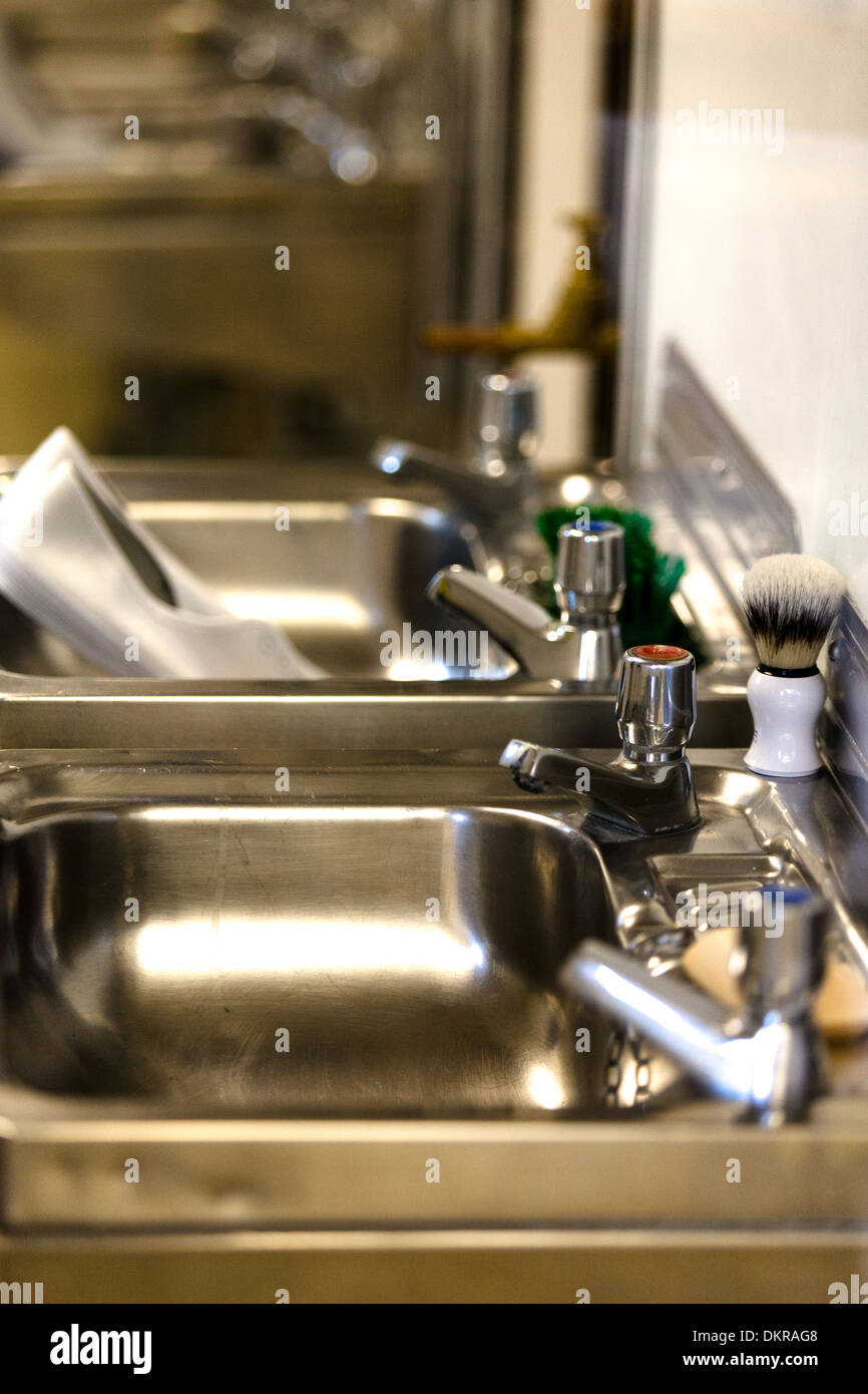 Bagno Lavelli rubinetti e Pennelli per barba. Il Royal Yacht Britannia quartiere equipaggio.Edinburgh Foto Stock