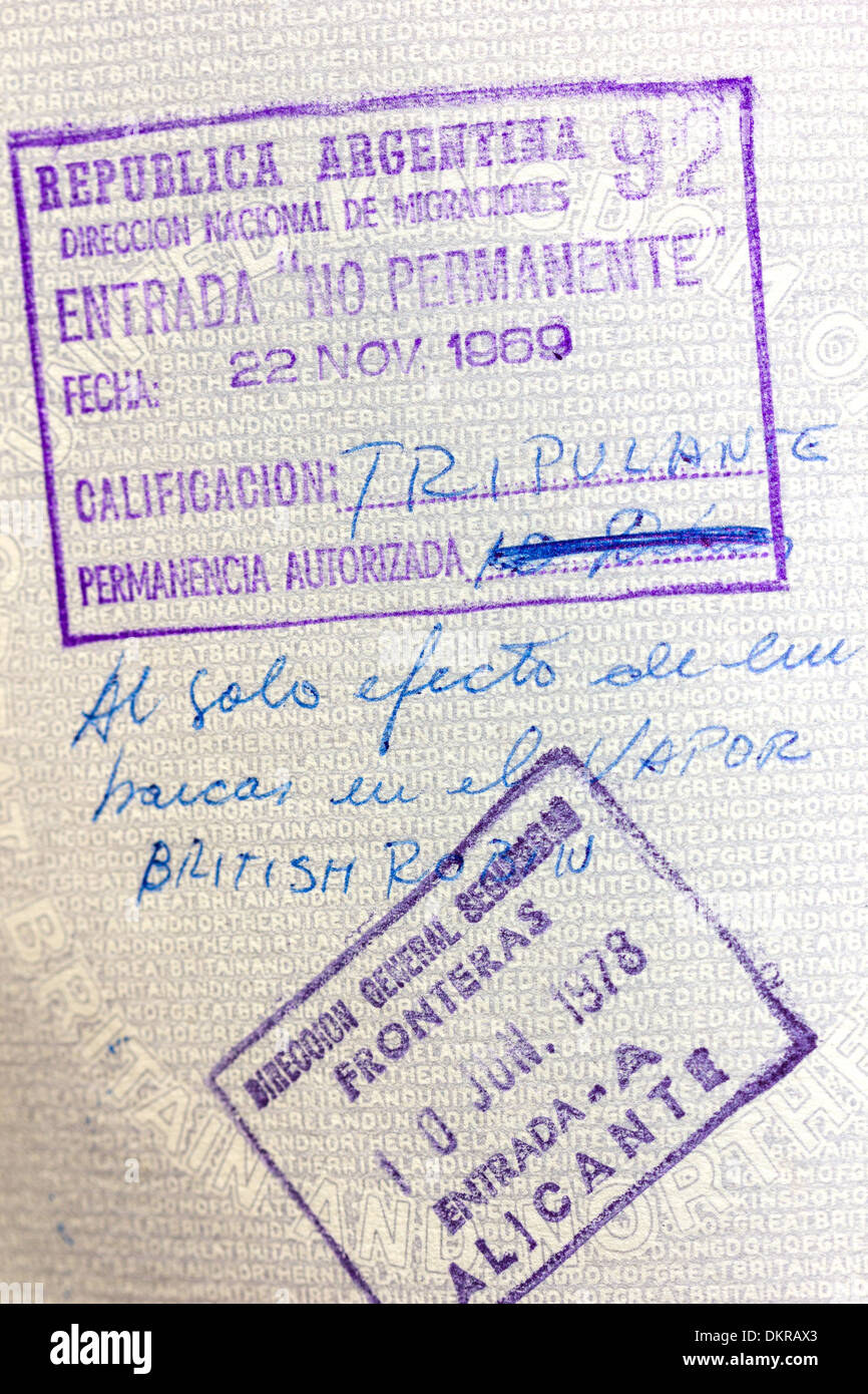 Il passaporto britannico UK con entrata e uscita di timbri Foto Stock