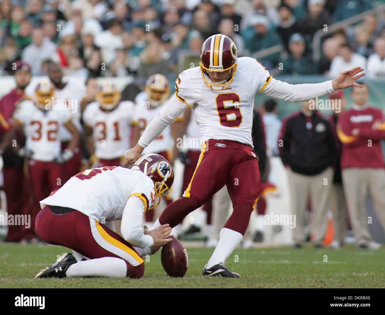 Nov 29, 2009 - Philadelphia, Pennsylvania, Stati Uniti d'America - Pellerossa il kicker SHAUN SUISHAM calci a 25 yard field goal e titolare HUNTER SMITH durante la Washington Redskins e Philadelphia Eagles gioco di Philadelphia. Eagles ha vinto 27 - 24. (Credito Immagine: © Jay Gorodetzer/ZUMA Press) Foto Stock