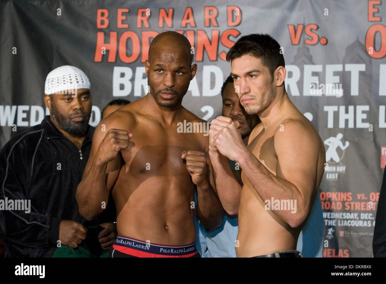 01 dic 2009 - Philadelphia, Pennsylvania, USA - BERNARD HOPKINS (sinistra) e Enrique ORNELAS presso la pesa a Liacouras Center, il sito del dicembre 2, 2009 Lotta. Hopkins pesato-in a 175 libbre e Ornelas è stata 173,5 libbre. (Credito Immagine: © Jay Gorodetzer/ZUMA Press) Foto Stock