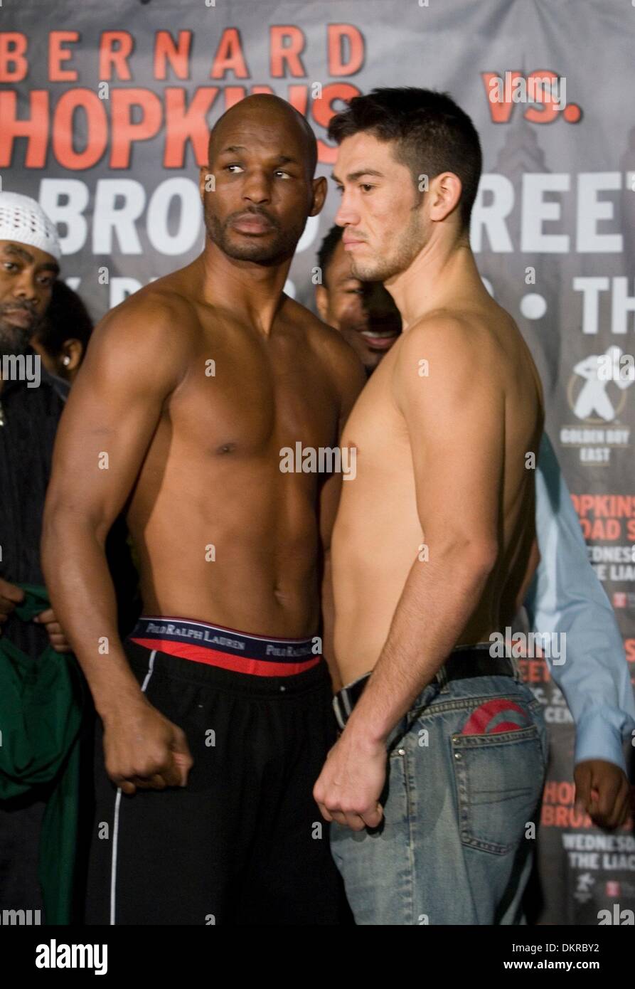 01 dic 2009 - Philadelphia, Pennsylvania, USA - BERNARD HOPKINS (sinistra) e Enrique ORNELAS presso la pesa a Liacouras Center, il sito del dicembre 2, 2009 Lotta. Hopkins pesato-in a 175 libbre e Ornelas è stata 173,5 libbre. (Credito Immagine: Â© Jay Gorodetzer/ZUMA Press) Foto Stock