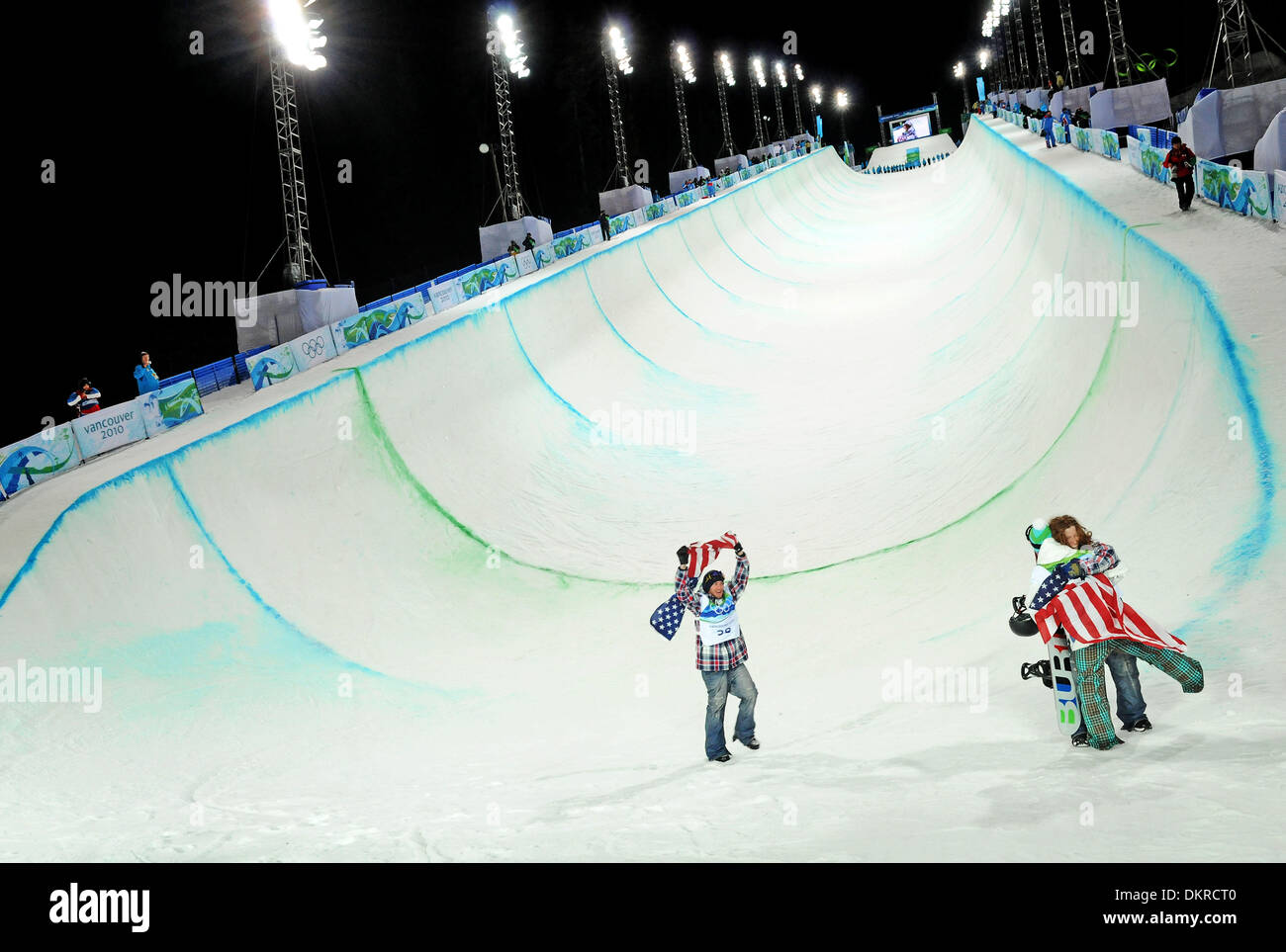 Feb 17, 2010 - Cypress Mountain, British Columbia, Canada - Shaun White celebra la sua medaglia d oro vittoria con medaglia d'argento, il finlandese PEETU PIIROINEN e medaglia di bronzo vincitore degli Stati Uniti SCOTT LAGO durante gli uomini Halfpipe Snowboard a concorrenza di 2010 giochi olimpici invernali di Vancouver. (Credito Immagine: © Jed Conklin/ZUMA Press) Foto Stock