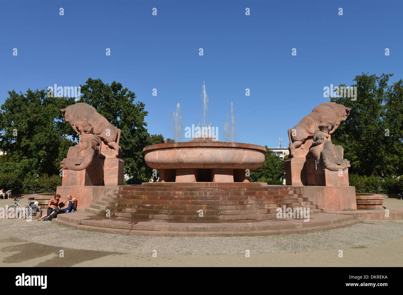 Brunnen der Fruchtbarkeit, Arnswalder Platz, Prenzlauer Berg di Berlino, Deutschland Foto Stock