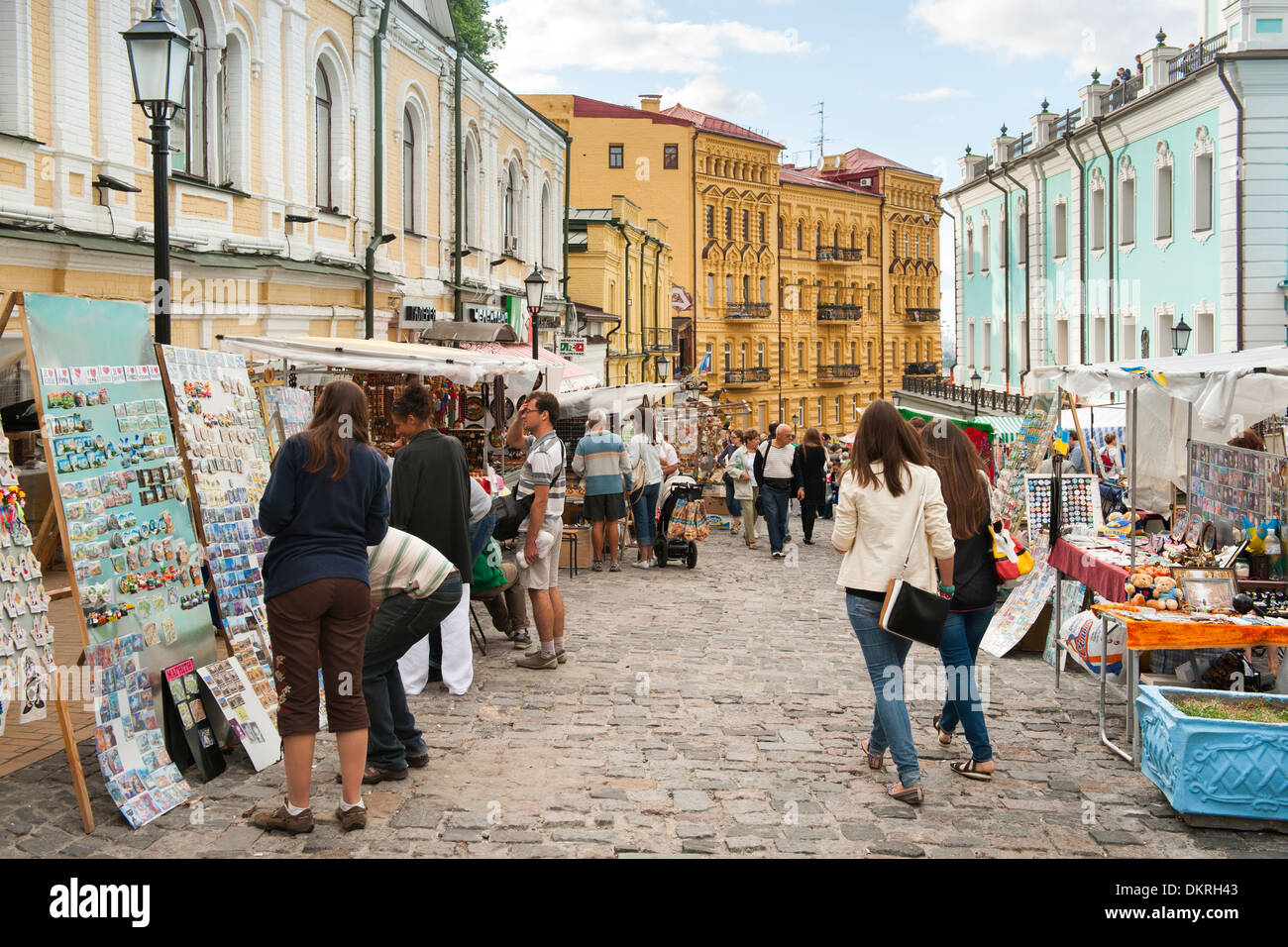 Discesa Andriyivskyy (Andriyivs'kyi uzviz) una famosa strada con curiosità si spegne a Kiev, la capitale di Ucraina. Foto Stock