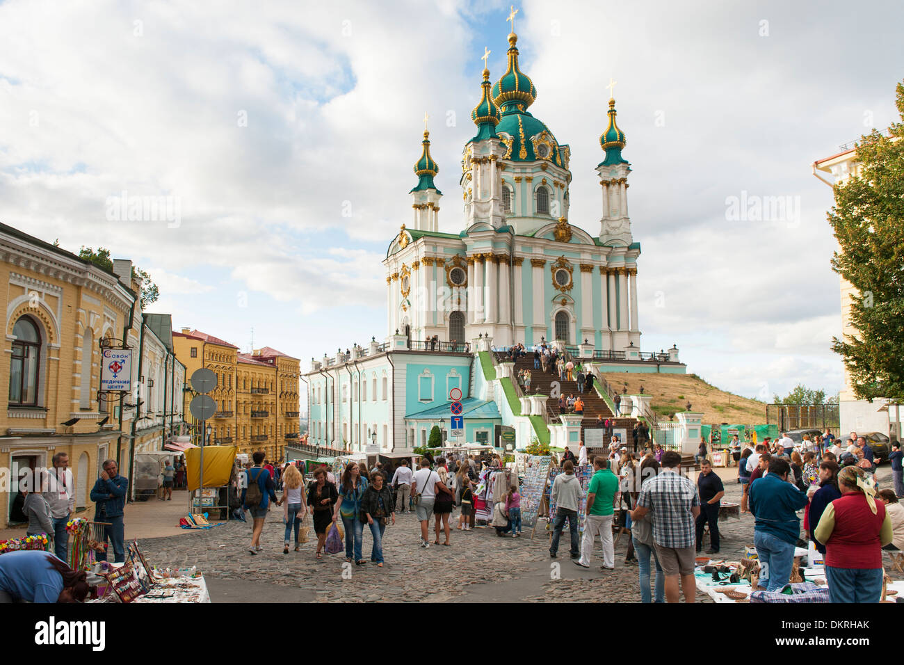 Sant'Andrea Chiesa e Andriyivskyy discesa (Andriyivs'kyi uzviz) una famosa strada con curiosità si spegne a Kiev, capitale dell'Ucraina. Foto Stock