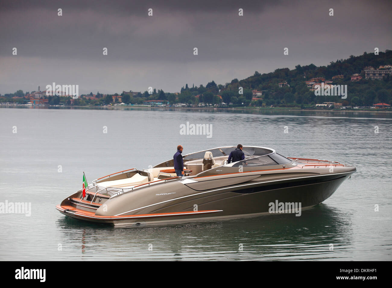 Un Rivarama super yacht vicino alla fabbrica di Riva in una nebbiosa Lago d'Iseo a Sarnico, Italia. Foto Stock