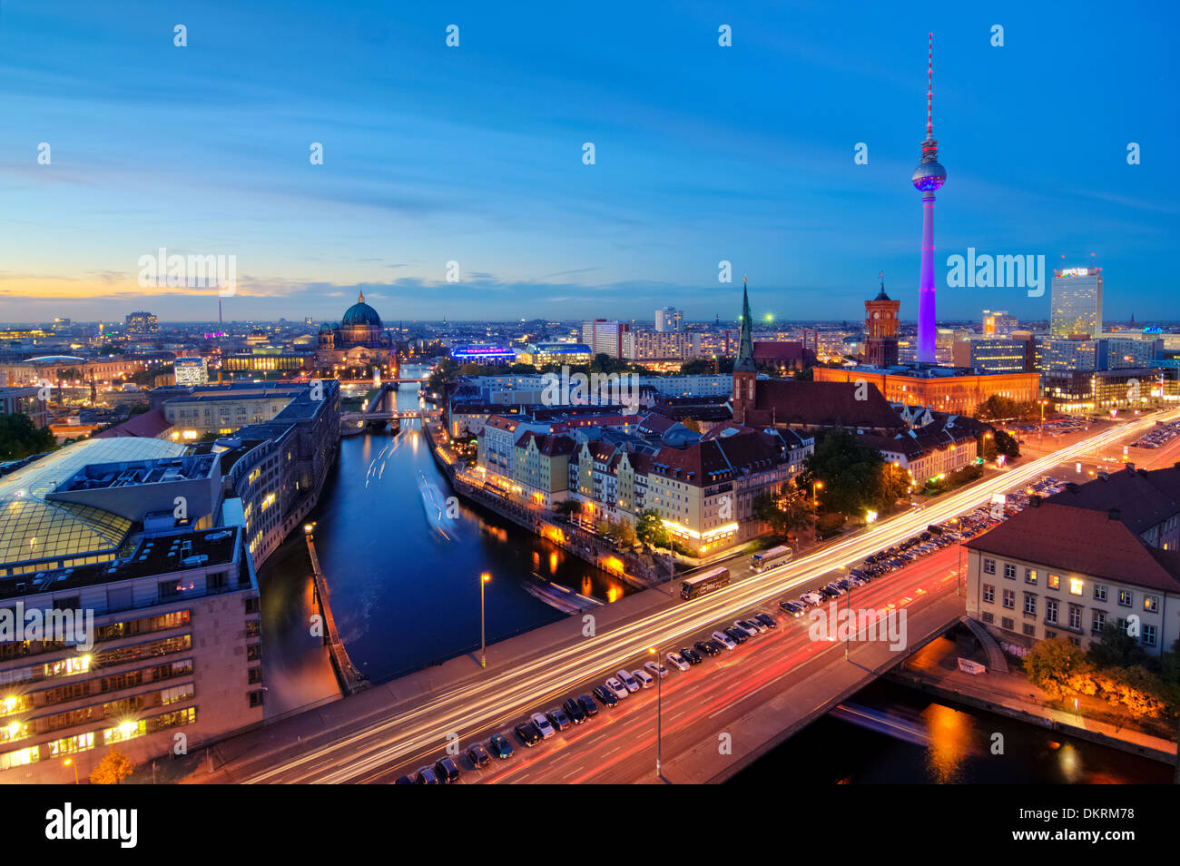 Skyline notturno, Fischerinsel, Berlin-Mitte, Berlino, Germania Foto Stock