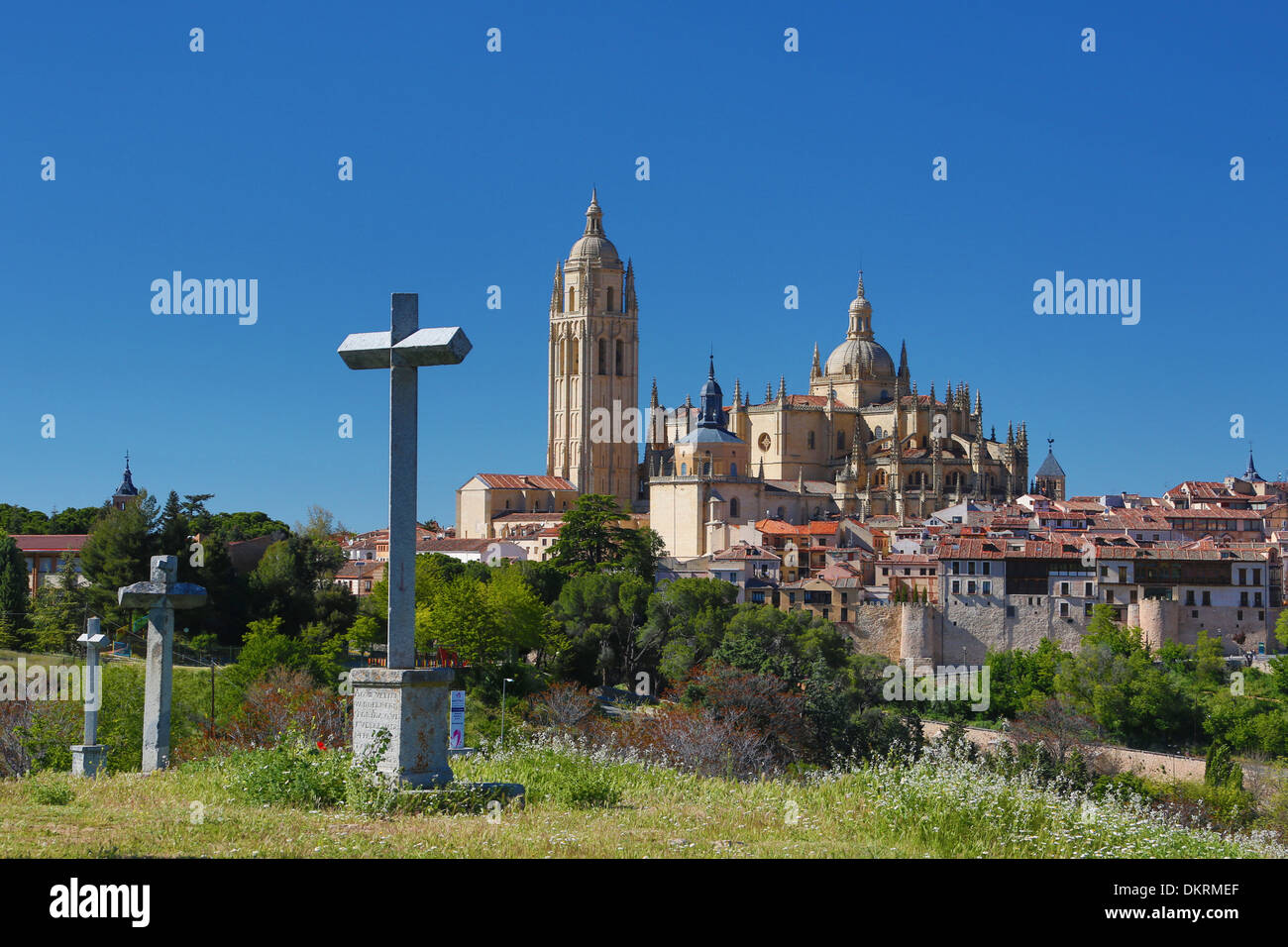 Eredità di Mondo Castilla Castiglia Segovia Città Architettura cattedrale croce paesaggio storia Spagna Europa turistica a molla Foto Stock