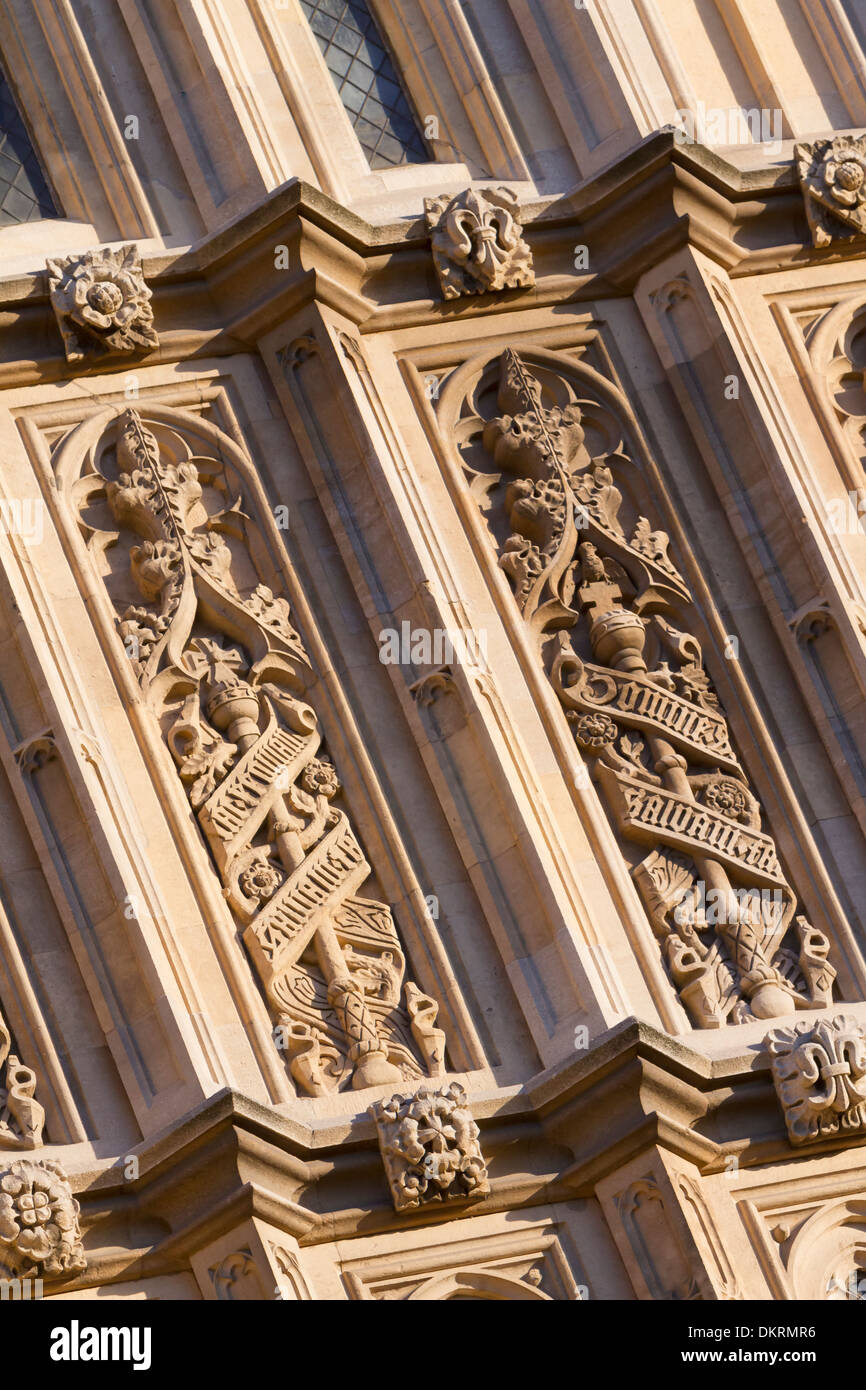 Lavoro in pietra sul Big Ben clock tower, Londra, Inghilterra Foto Stock