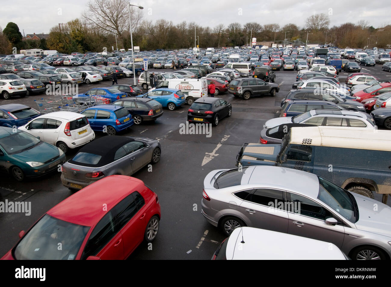 Parcheggi Parcheggio parcheggio auto del Regno Unito paga parcheggiata e visualizzare centro città pieno occupato Foto Stock