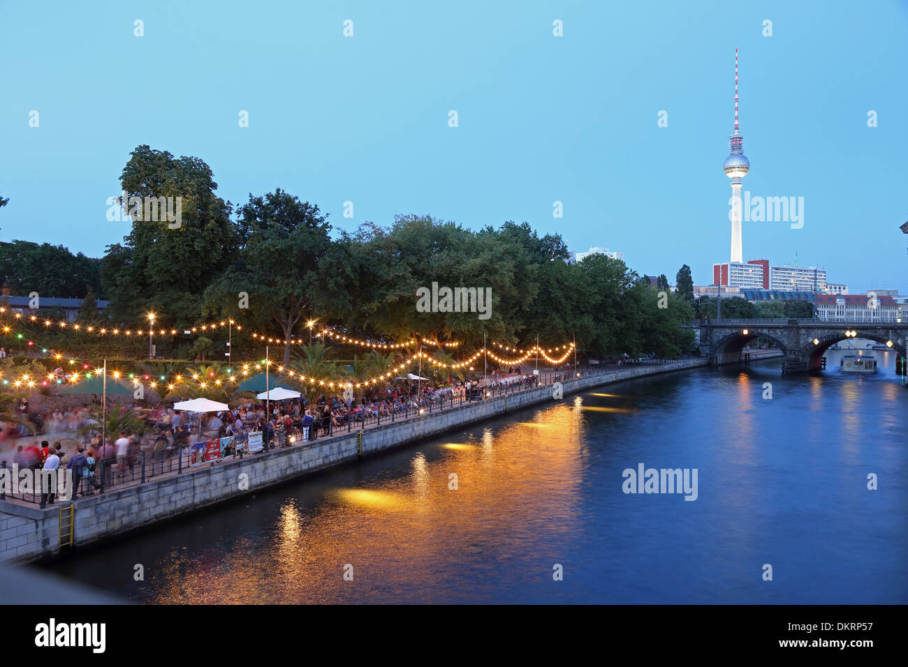Berlino Spree Fernsehturm Strandbar am anfiteatro Foto Stock