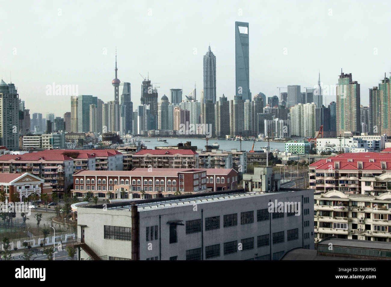 Vista della città che mostra la skyline di Pudong, un quartiere di Shanghai in Cina Foto Stock