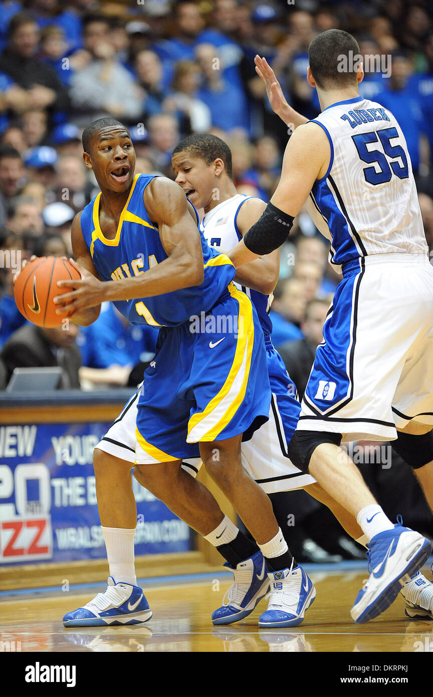Feb 25, 2010 - Durham, North Carolina, Stati Uniti d'America - il duca diavoli blu (55) BRIAN ZOUBEK guardie Tulsa Golden uragano (1) BEN UZOH come egli unità al cestello come la Duke University Blue Devils sconfiggere il Tulsa Golden Hurricane con un punteggio finale di 70-52 come hanno giocato al Cameron Indoor Stadium si trova a Durham. Copyright 2010 Jason Moore. (Credito Immagine: © Jason Moore/ZUMApress.com) Foto Stock