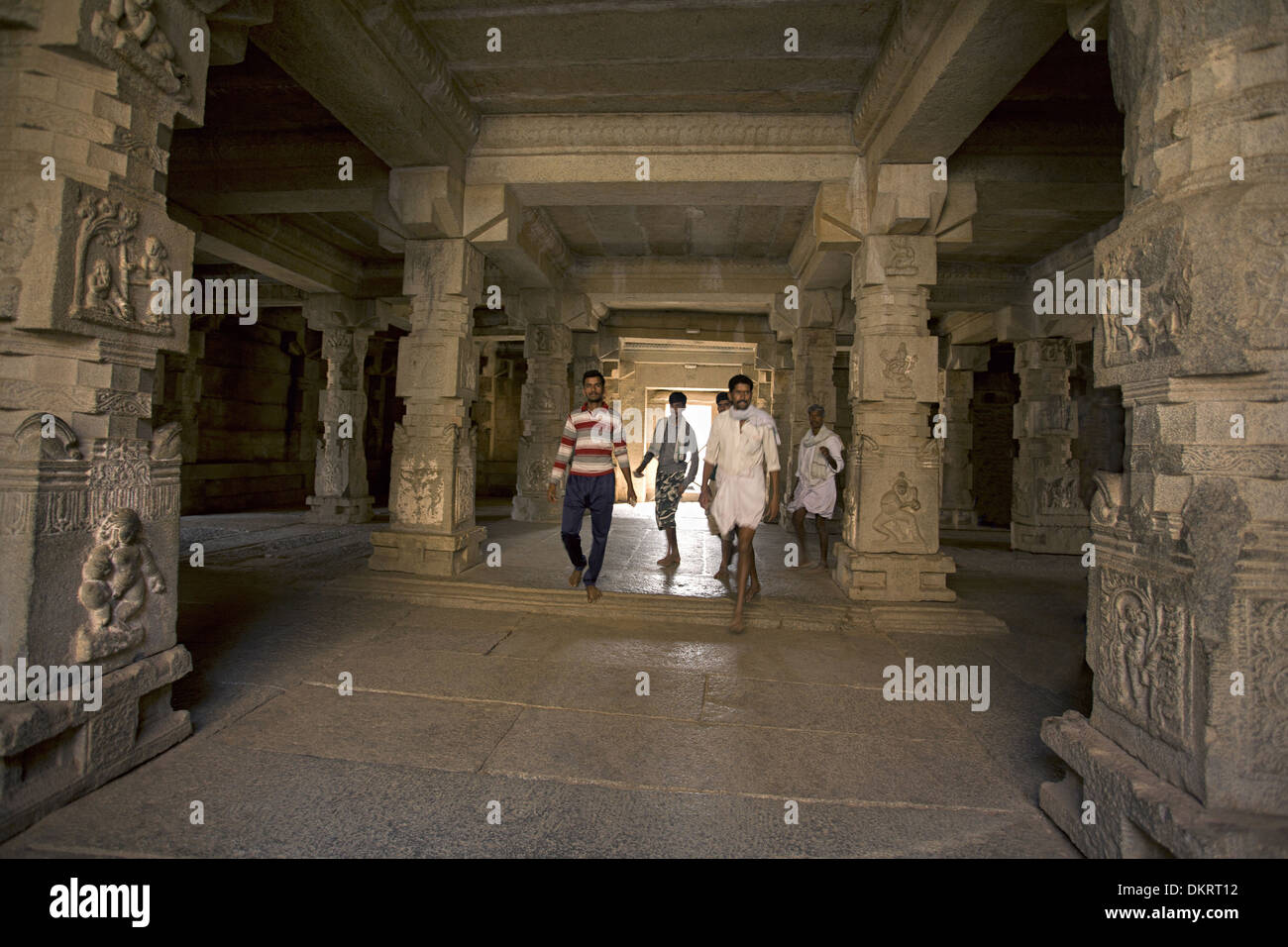 Turisti e devoti al complesso del tempio di Hampi, Karnataka Foto Stock