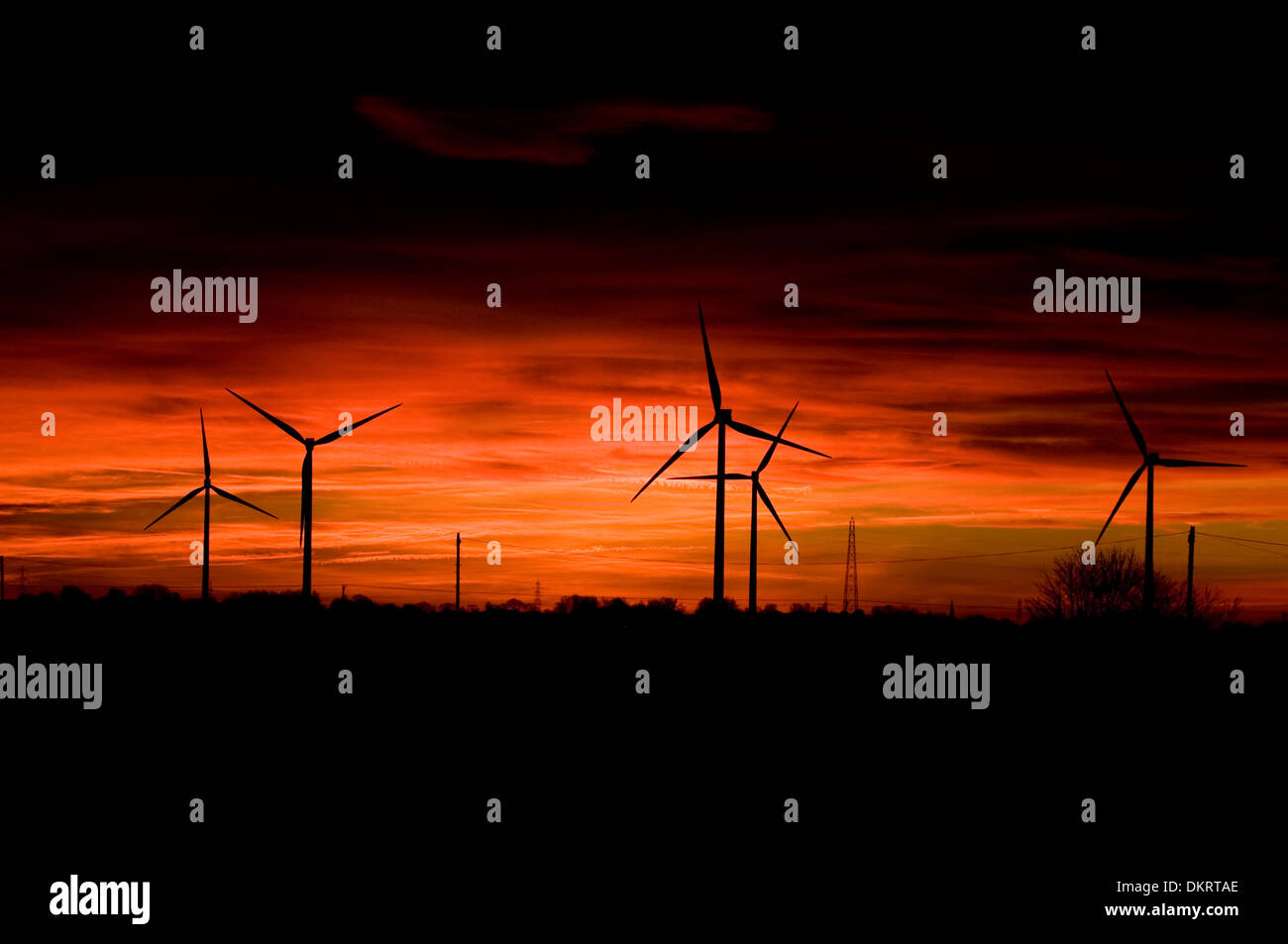 Turbina eolica sovvenzioni sovvenzionate di potenza tariffe verdi tariffa bollette di potenza le società del settore energetico di bill elettricità tramonti tramonto turbi Foto Stock