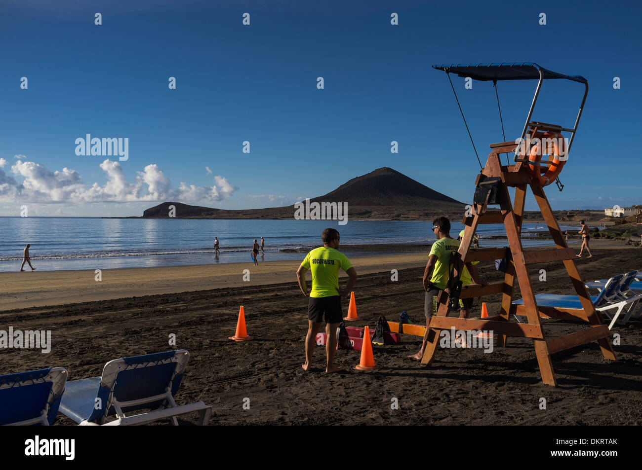 Bagnini a Lookout post sulla spiaggia di El Medano, Tenerife, Isole Canarie, Spagna Foto Stock